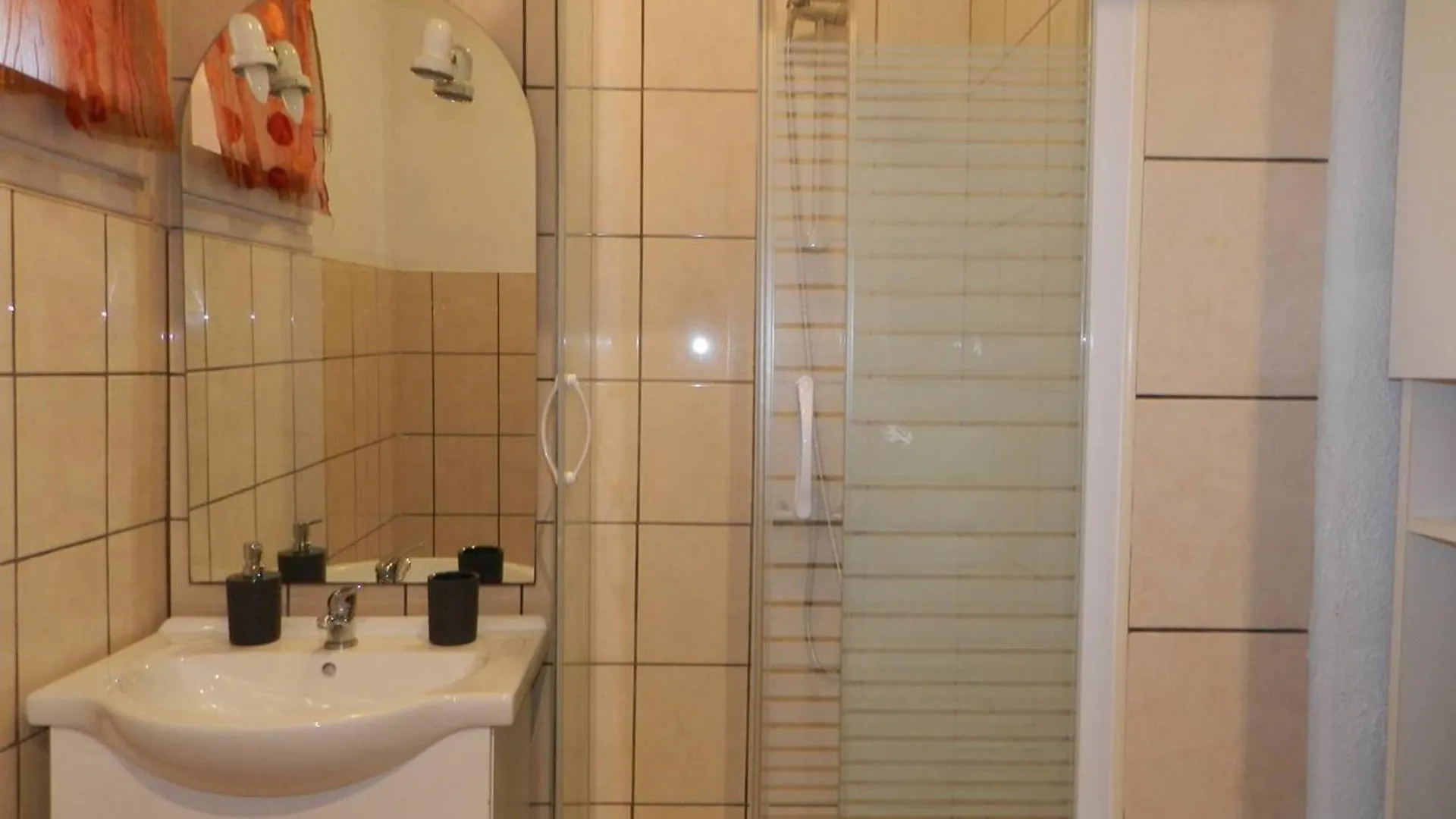 Studio Climatise, 4 Couchages, Proche Plage Et Commerces - Bormes-Les-Mimosas - Fr-1-251-737 0*,  Γαλλία